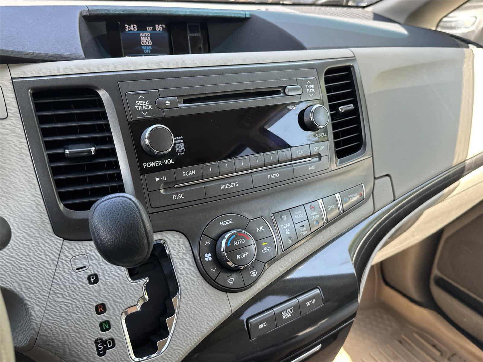 Used 2014 Toyota Sienna LE AWD/4WD image 22
