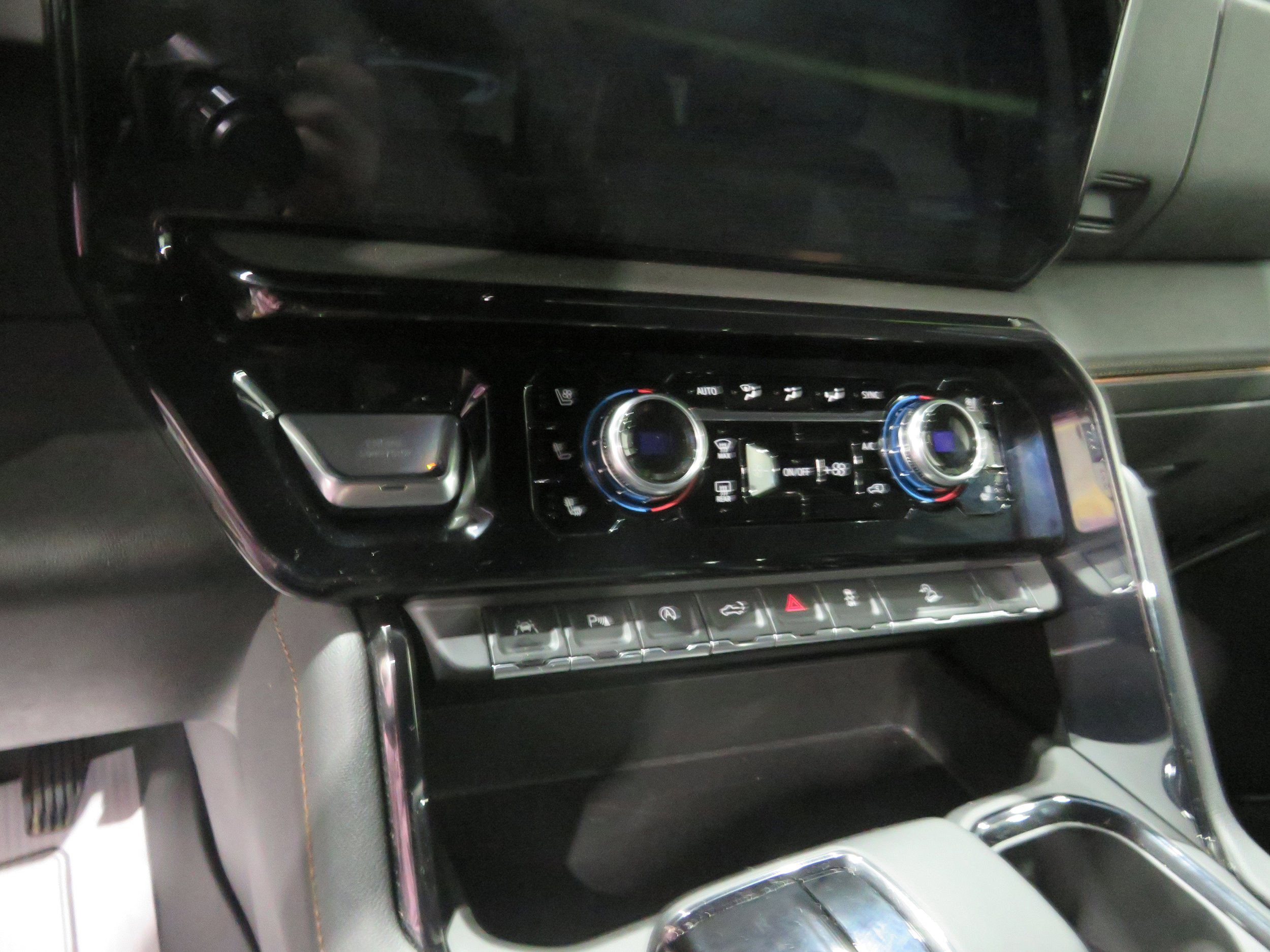 Used 2025 GMC Sierra 1500 AT4 w/ AT4 Premium Package AWD/4WD image 12