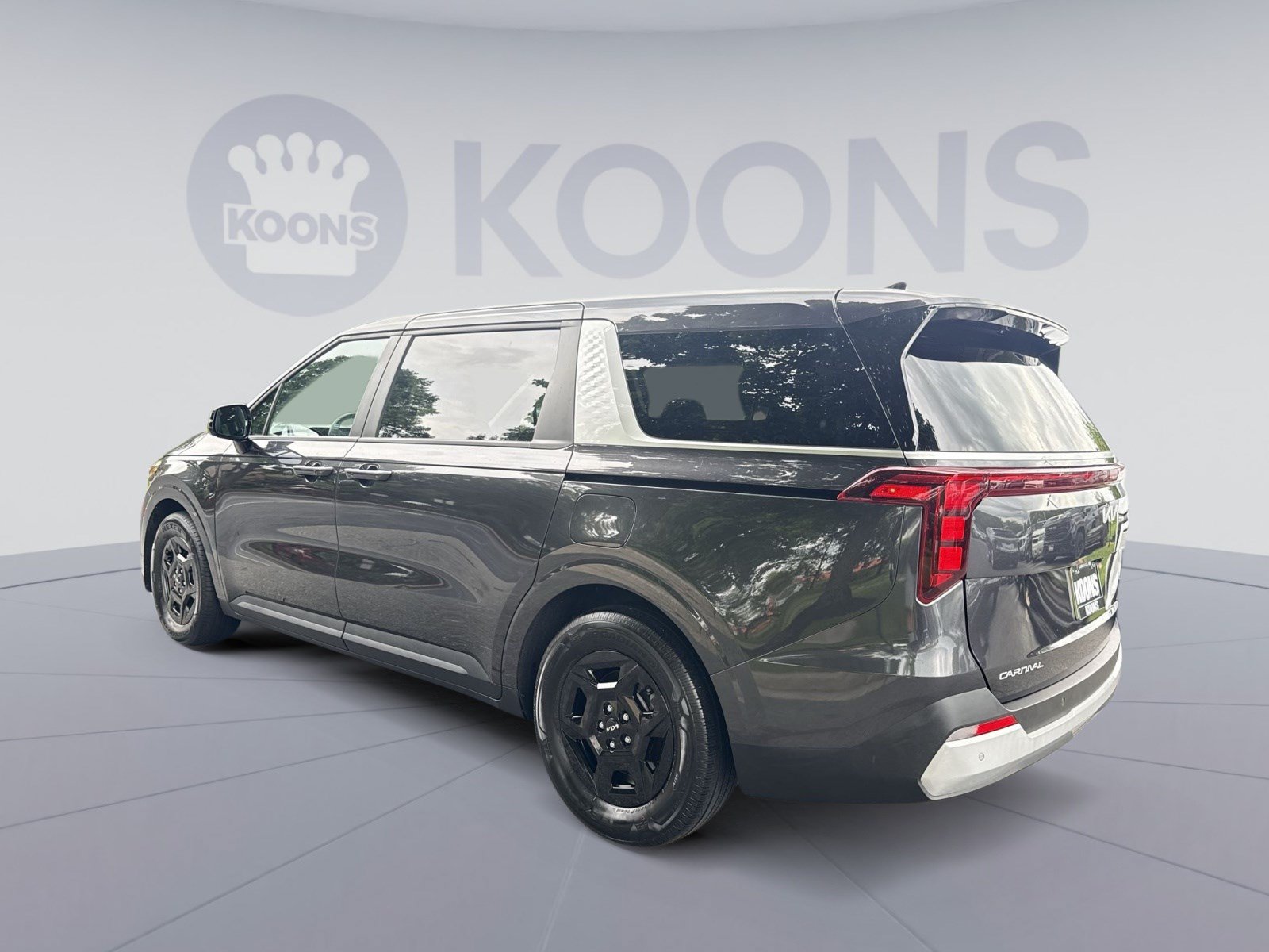 Used 2025 Kia Carnival FWD image 4