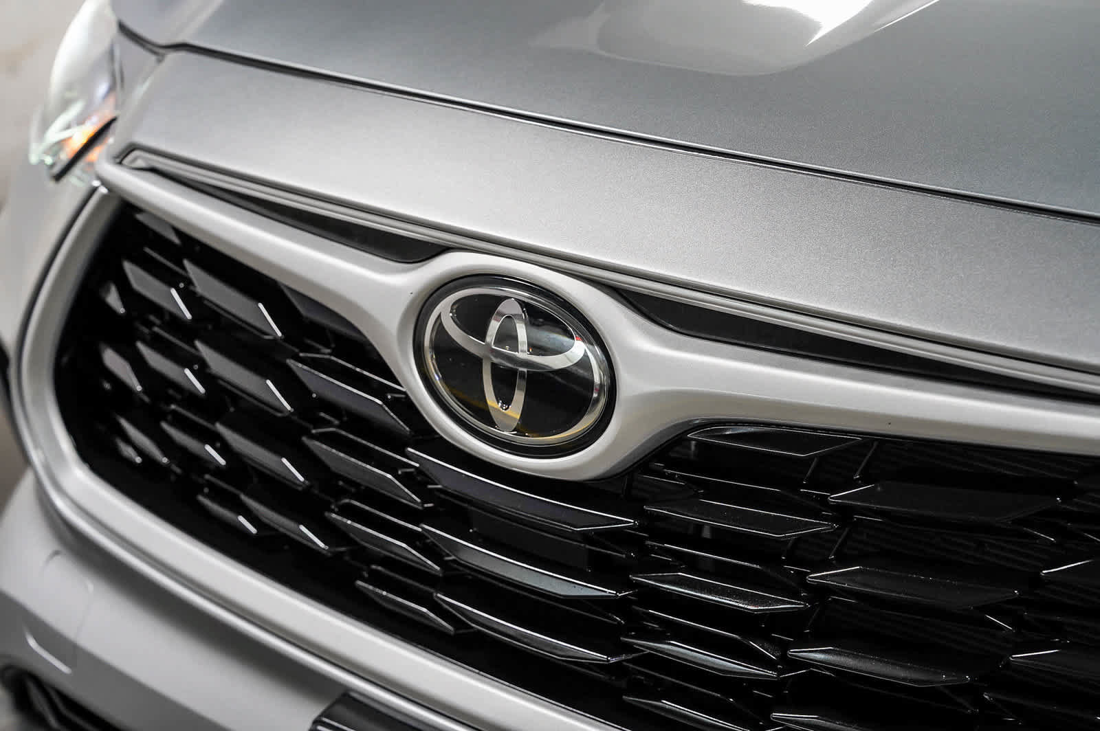 Used 2024 Toyota Highlander XLE AWD/4WD image 8