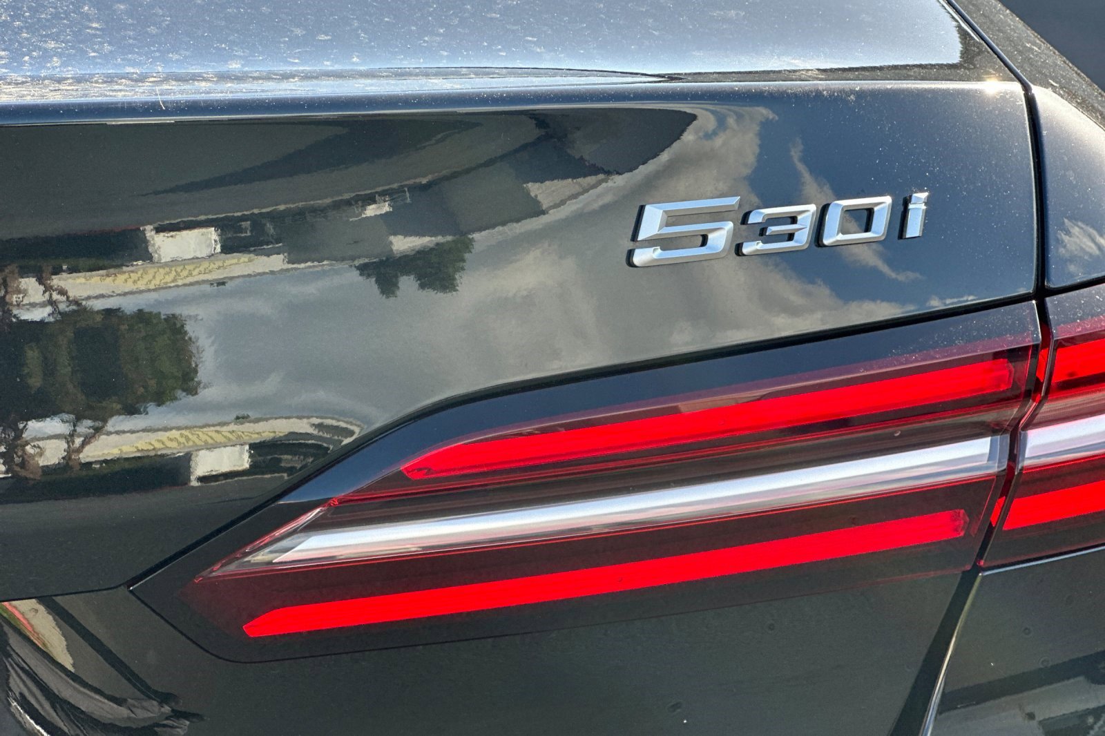 Used 2025 BMW 530i w/ Premium Package image 38