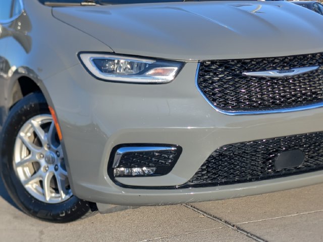 Used 2022 Chrysler Pacifica Touring-L FWD image 3
