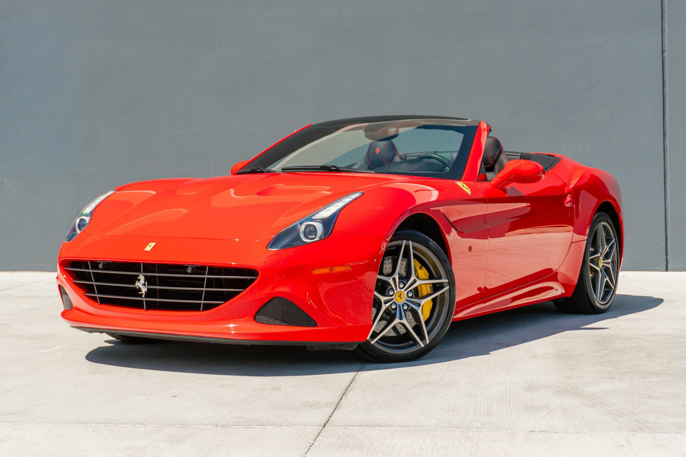Used 2017 Ferrari California T RWD image 4