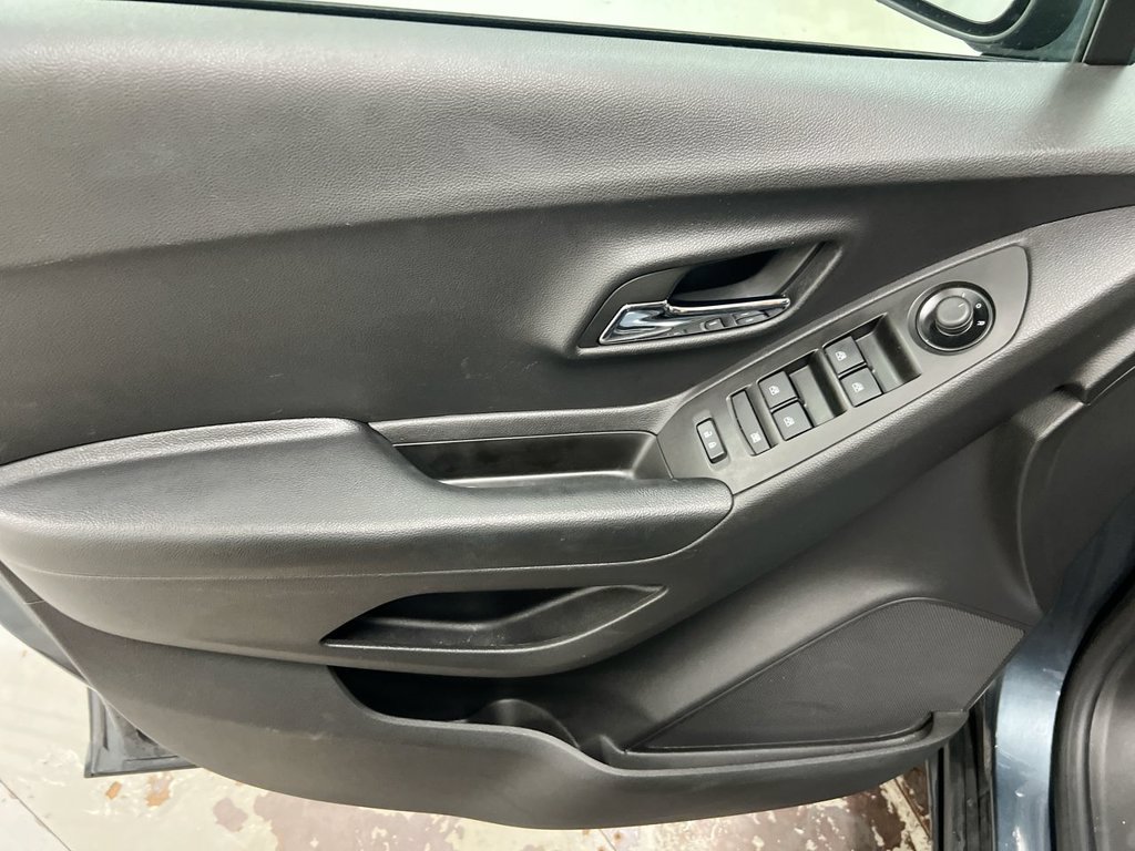 Used 2022 Chevrolet Trax LT AWD/4WD image 20