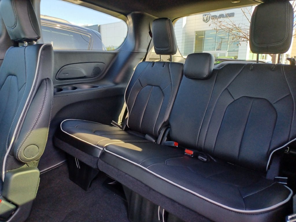 New 2027 Chrysler Pacifica Limited AWD/4WD image 28