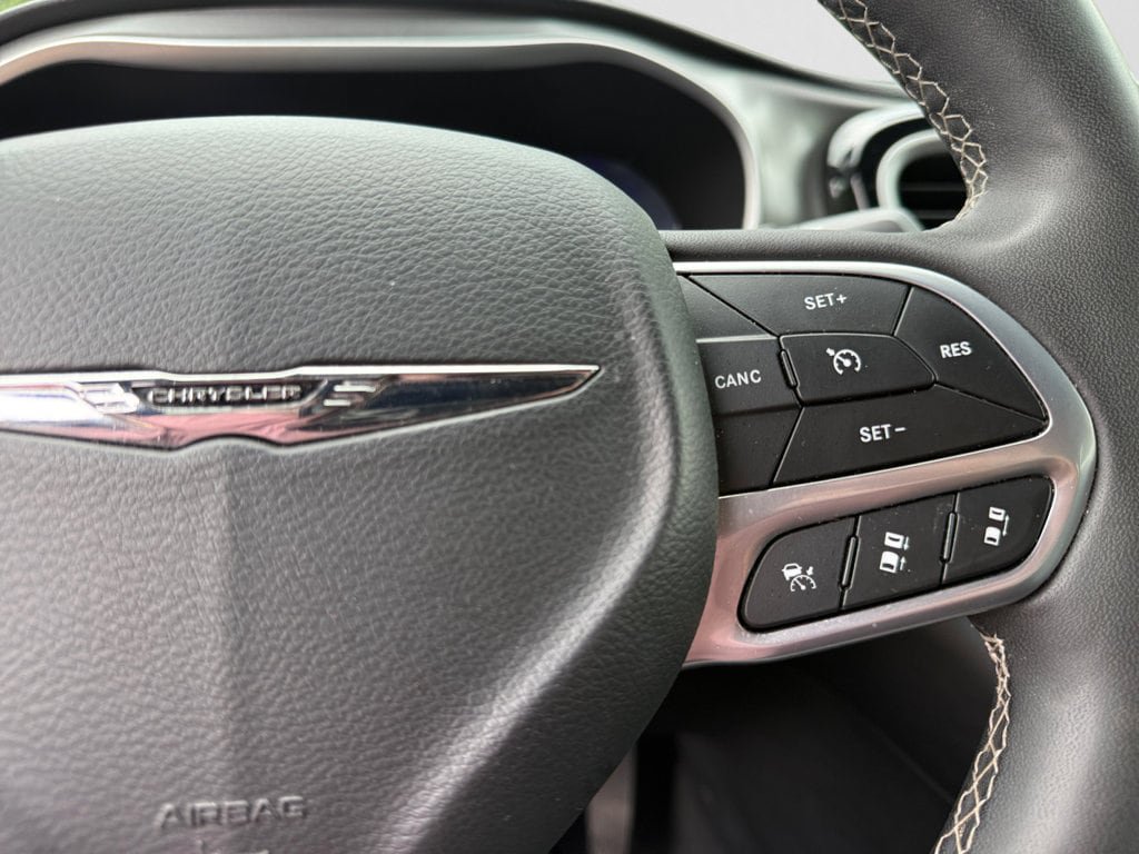 Used 2025 Chrysler Pacifica Select FWD image 28
