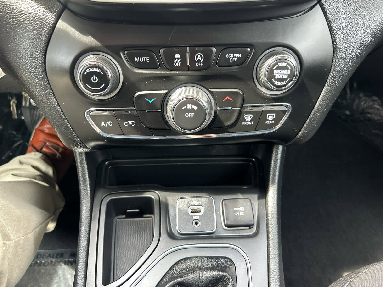 Used 2019 Jeep Cherokee Latitude w/ Popular Appearance Group FWD image 19