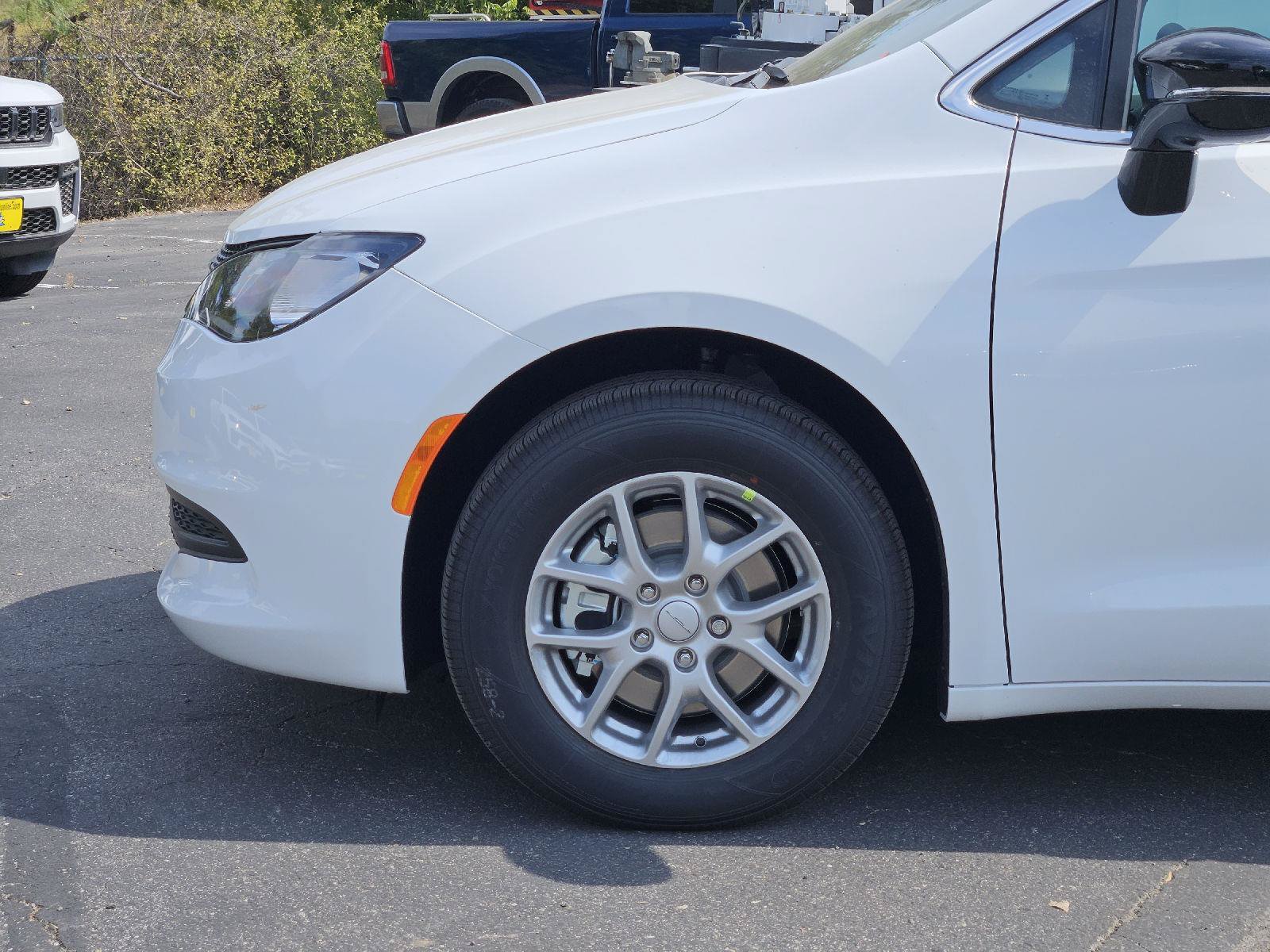 New 2027 Chrysler Pacifica LX FWD image 7