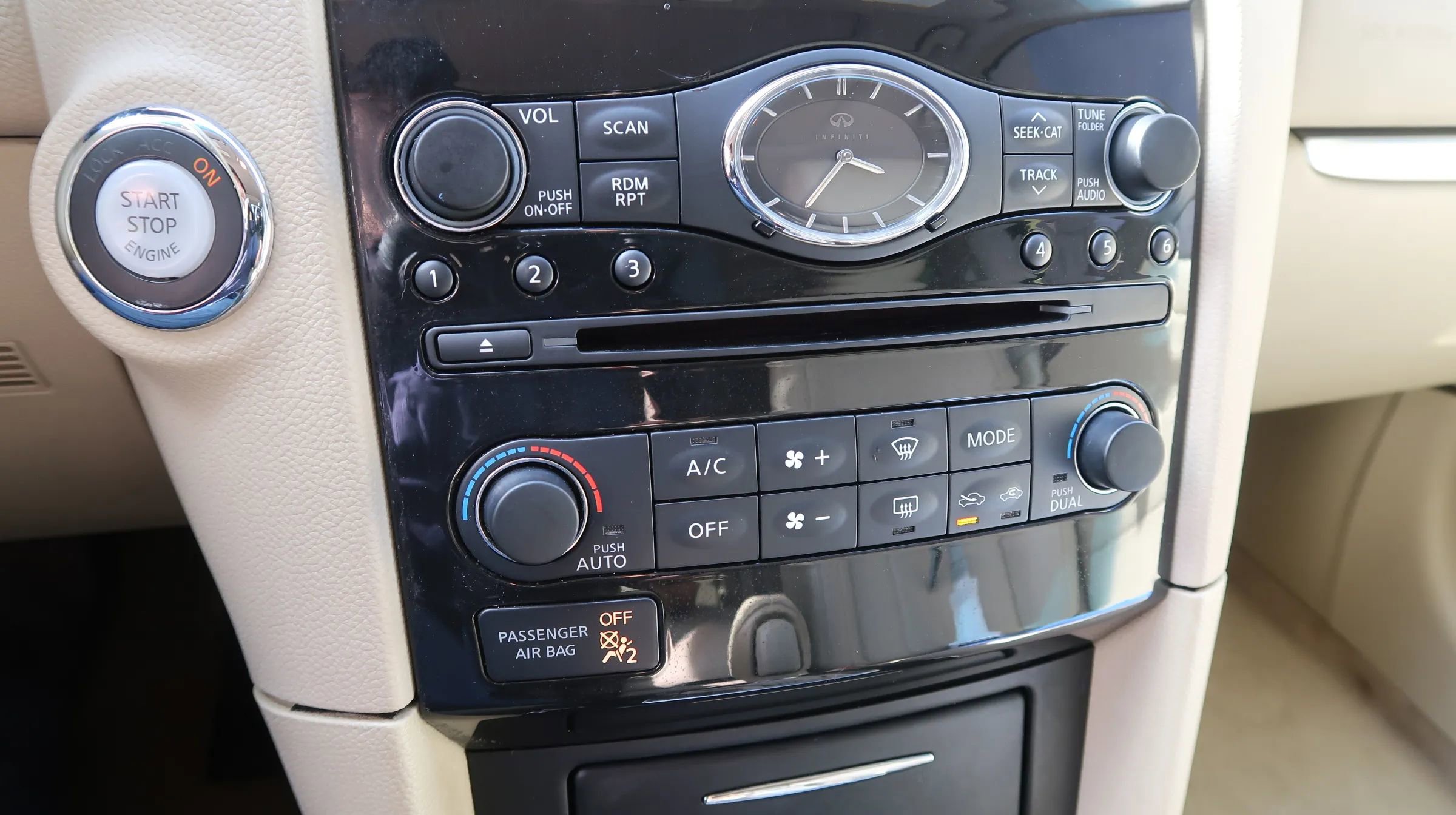 Used 2017 INFINITI QX70 3.7 w/ Premium Package image 34