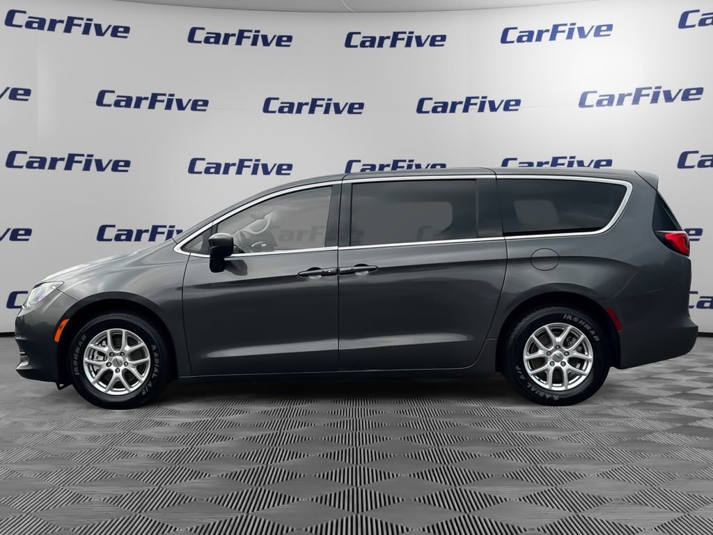 Used 2023 Chrysler Voyager LX image 2