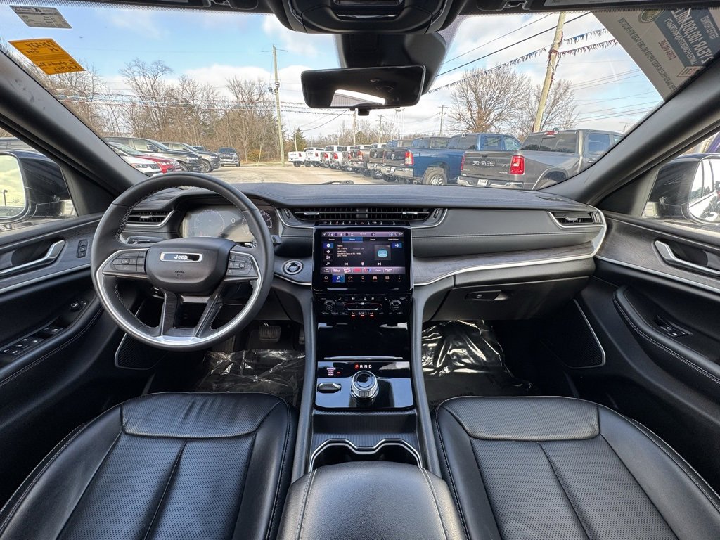 Used 2024 Jeep Grand Cherokee Limited w/ Luxury Tech Group II image 17