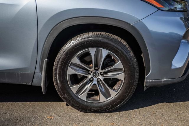 Used 2022 Toyota Highlander XLE AWD/4WD image 8