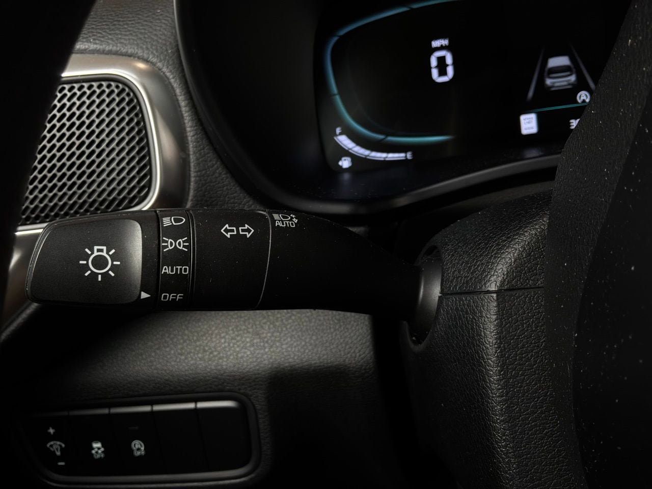 Used 2025 Kia Soul LX w/ LX Technology Package FWD image 32