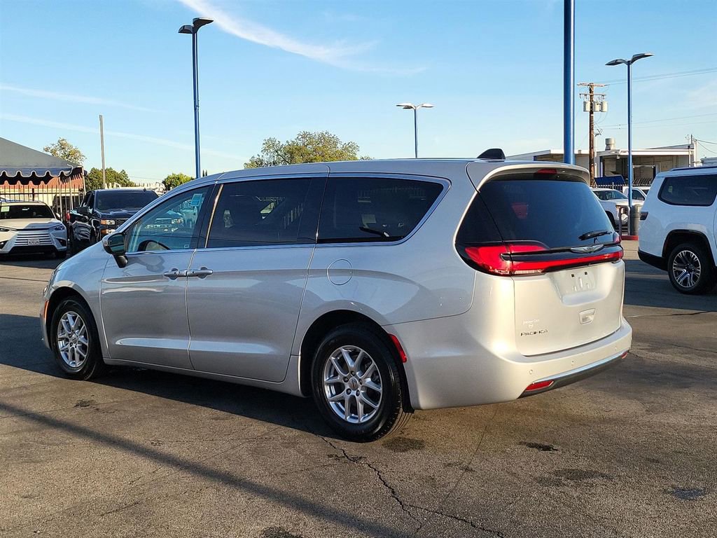 Used 2023 Chrysler Pacifica Touring-L FWD image 30