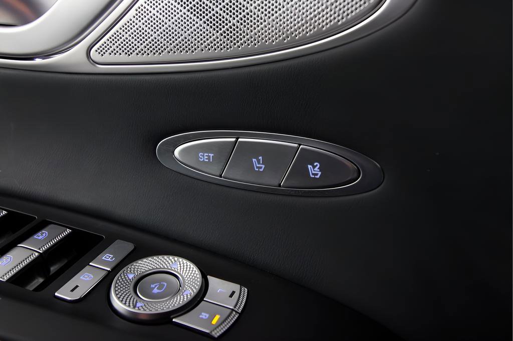 Used 2025 Genesis GV70 3.5T Sport AWD/4WD image 11