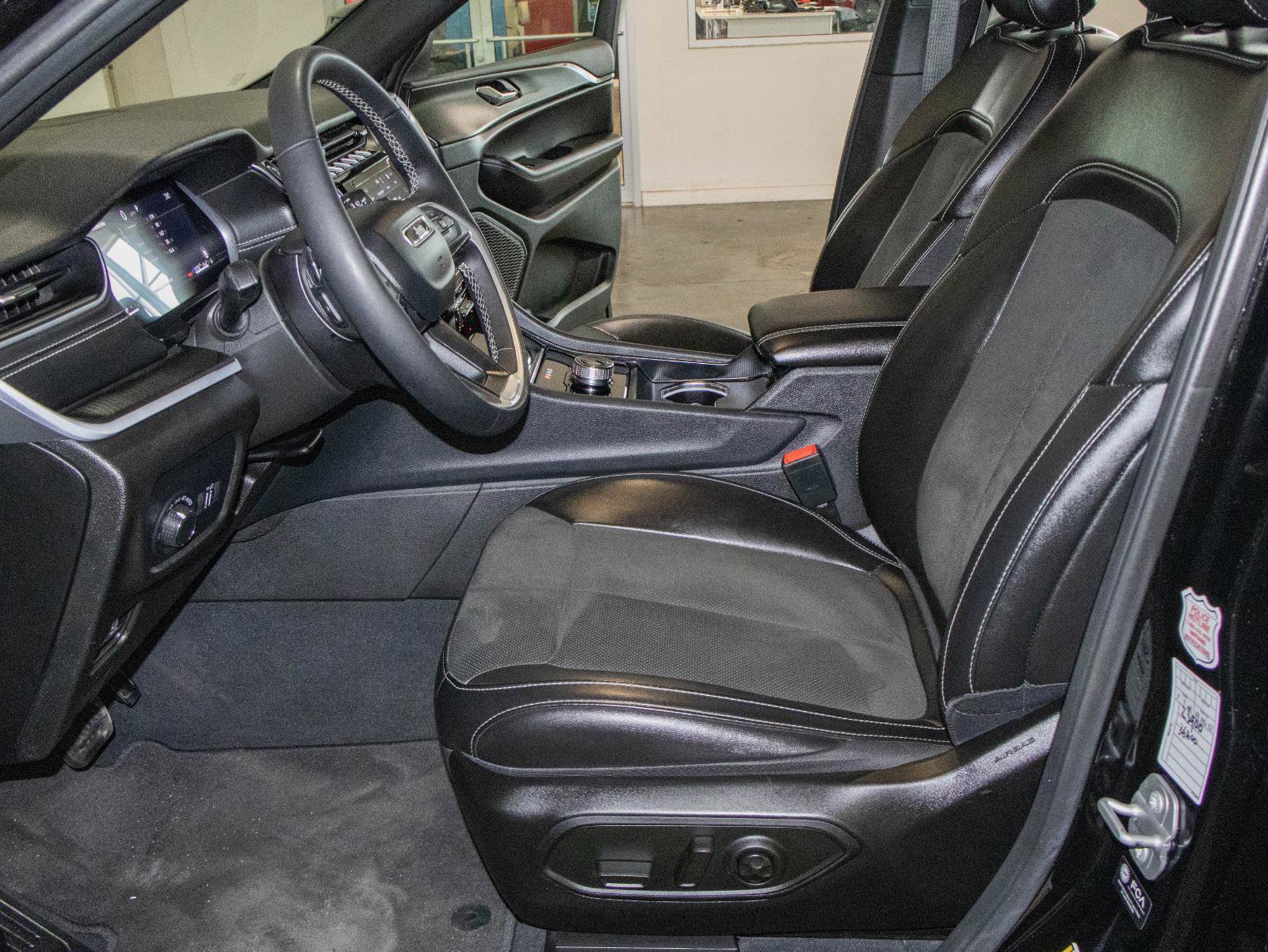 Used 2025 Jeep Grand Cherokee Altitude AWD/4WD image 7
