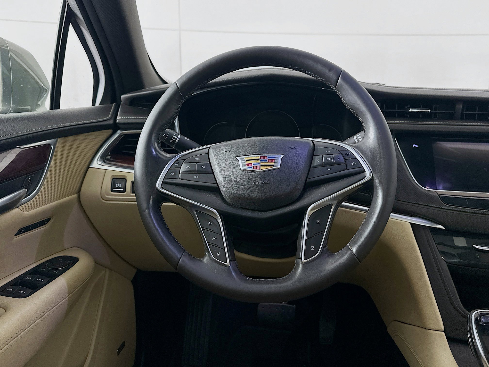 Used 2018 Cadillac XT5 Luxury w/ Driver Awareness Package AWD/4WD image 18