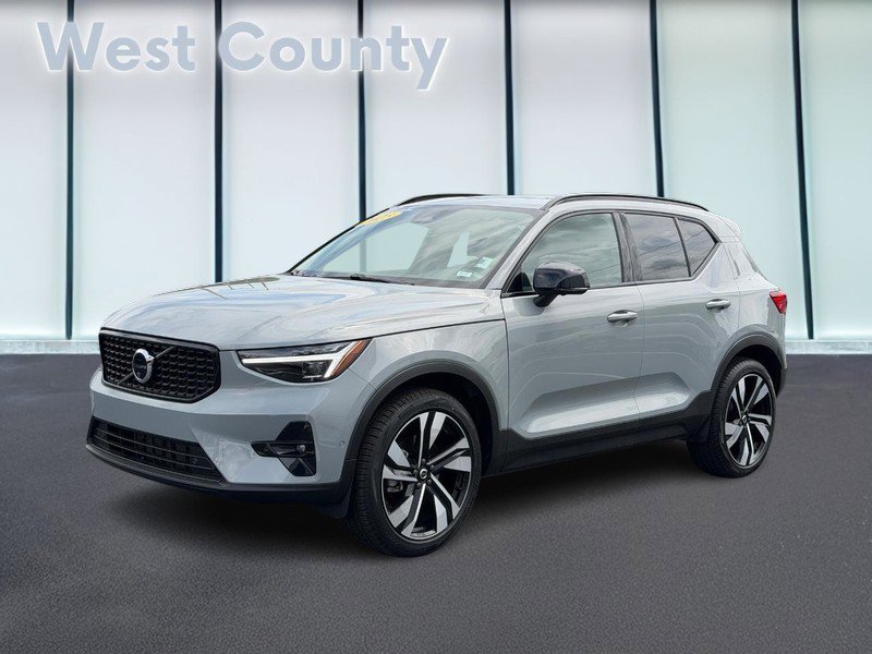 Certified 2025 Volvo XC40 B5 Plus AWD/4WD image 9