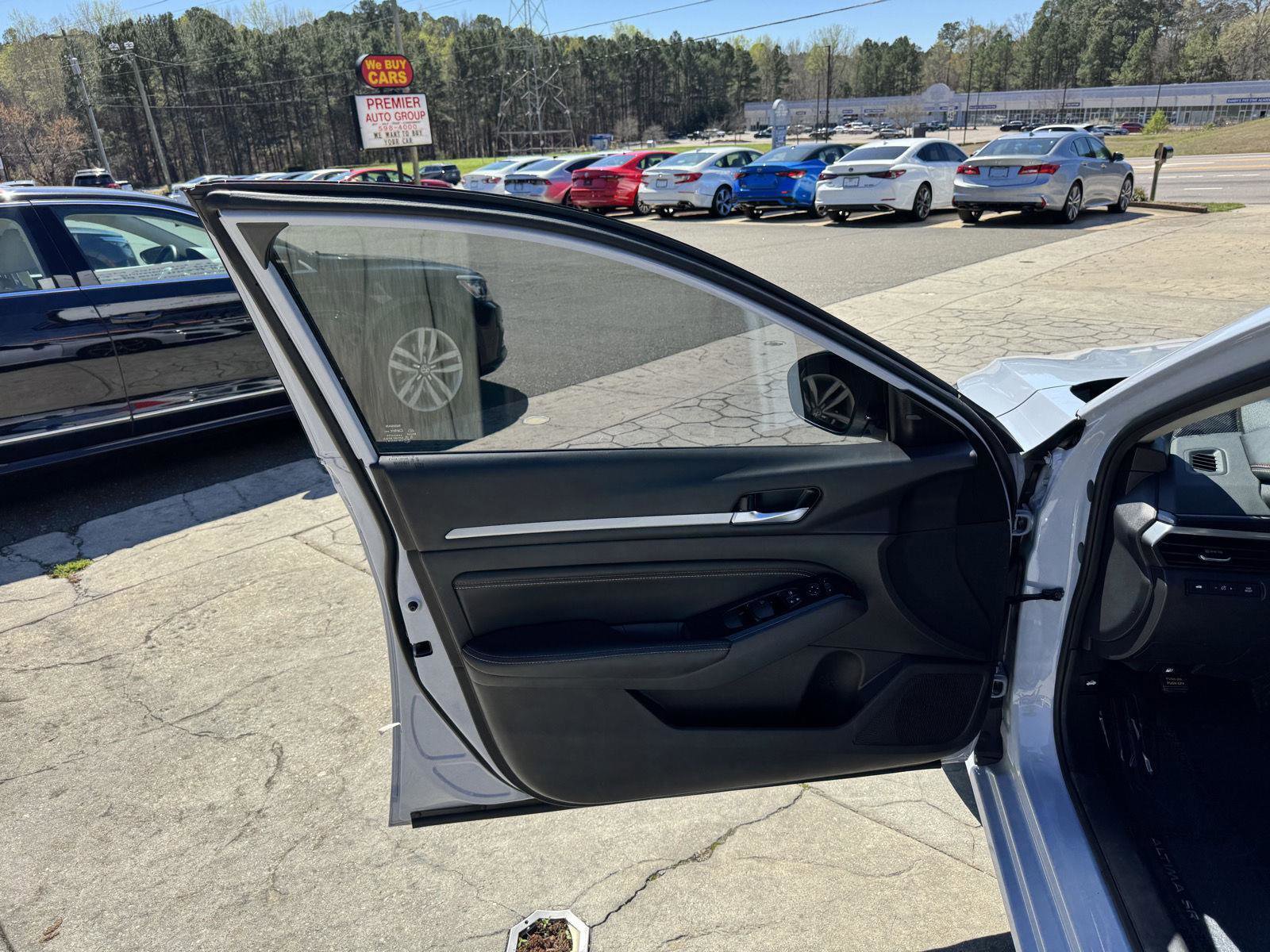 Used 2023 Nissan Altima 2.5 SR w/ SR Premium Package image 5