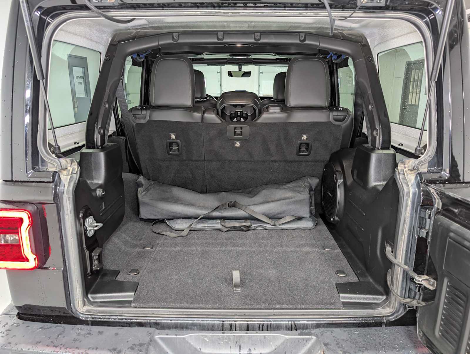 Used 2018 Jeep Wrangler Unlimited Sahara AWD/4WD image 10