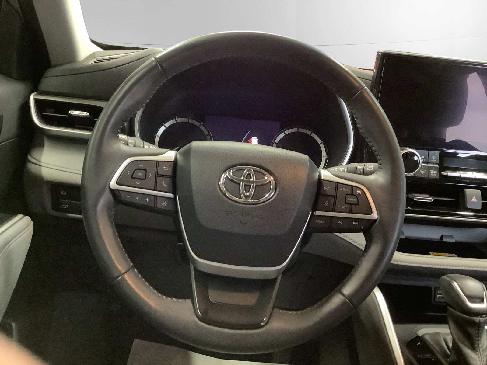 Used 2023 Toyota Highlander XLE image 12