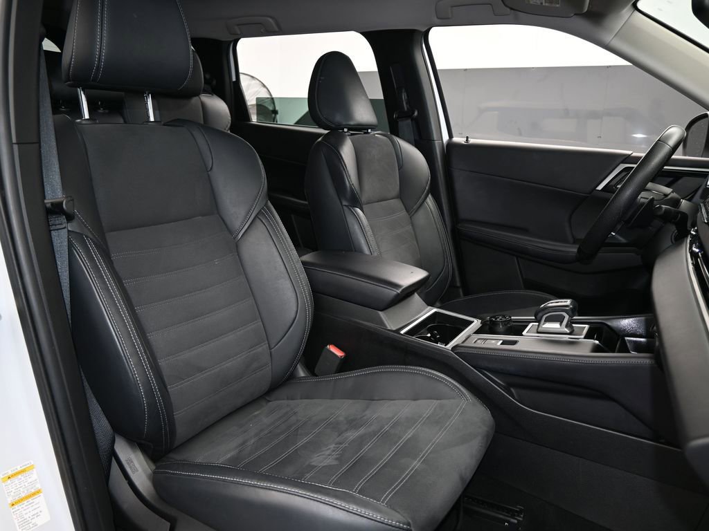 Used 2023 Mitsubishi Outlander SE image 48