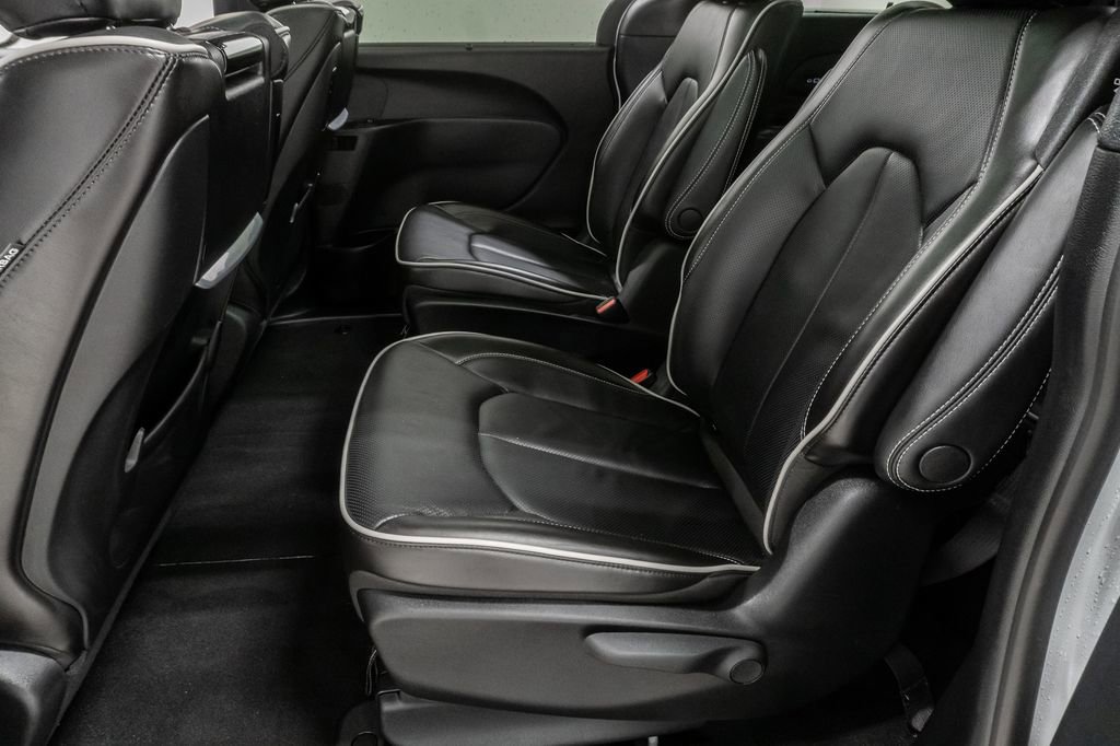 Used 2023 Chrysler Pacifica Limited w/ Uconnect Theater Family Group image 30