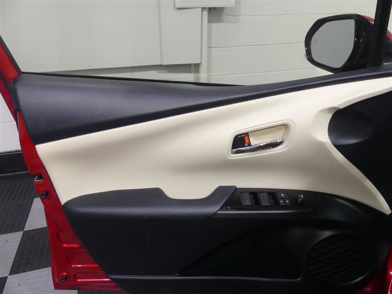 Used 2020 Toyota Prius XLE image 18