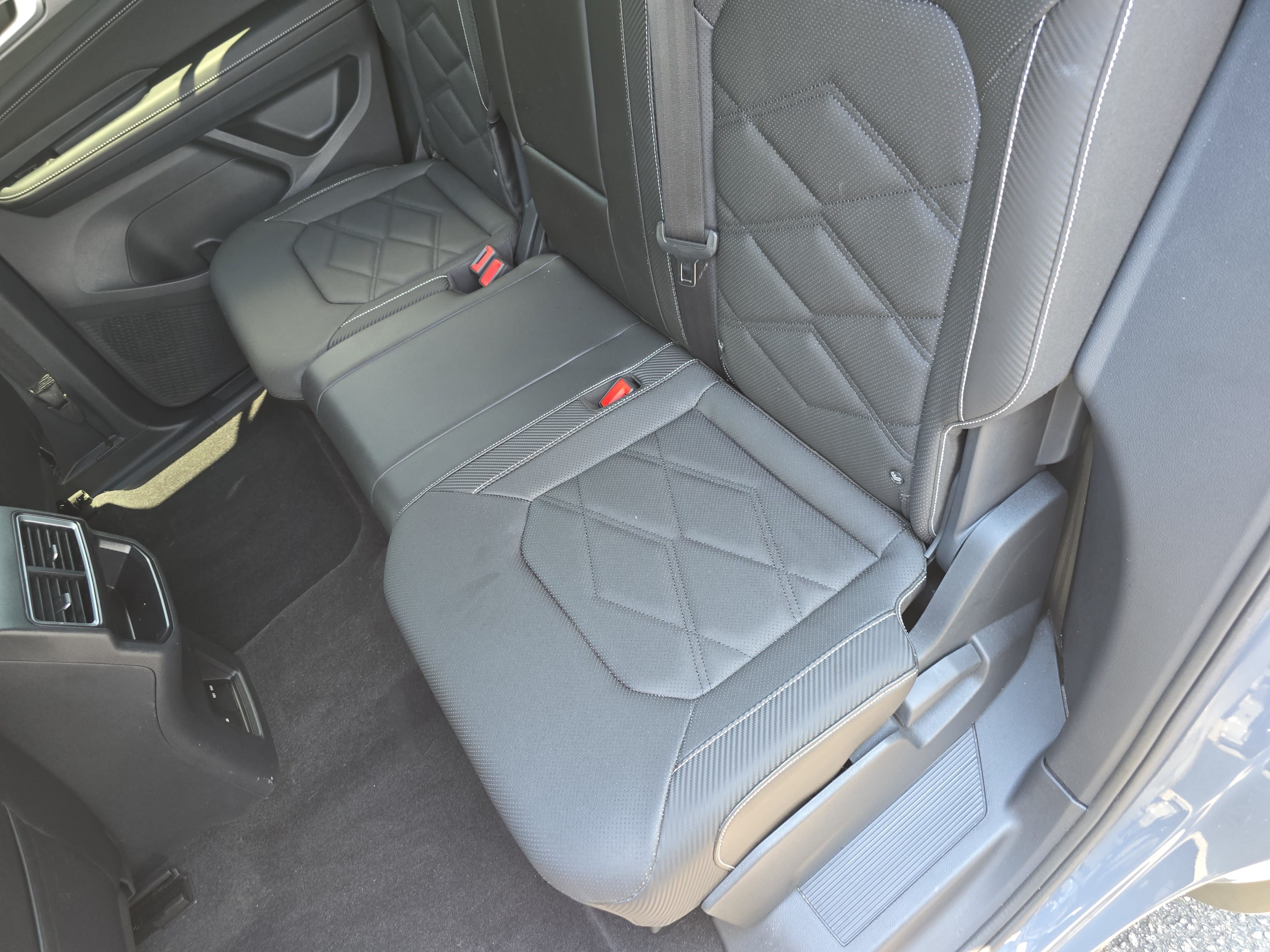 Used 2024 Volkswagen Atlas Cross Sport SE FWD image 14