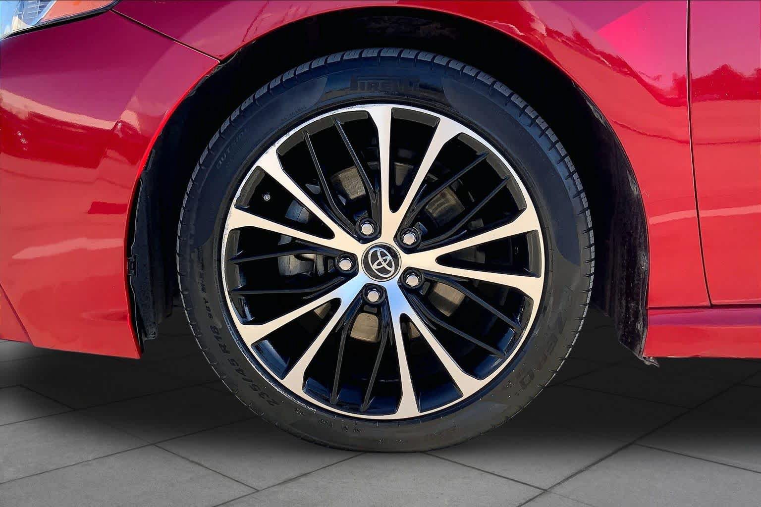 Used 2020 Toyota Camry SE FWD image 11