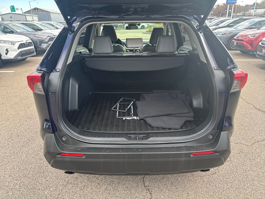 Used 2021 Toyota RAV4 XLE Premium image 5