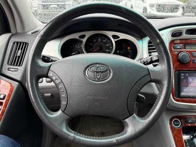 Used 2005 Toyota Highlander 4WD V6 w/ 3rd Row image 19