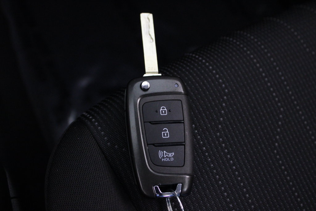 Certified 2025 Hyundai Venue SE FWD image 30