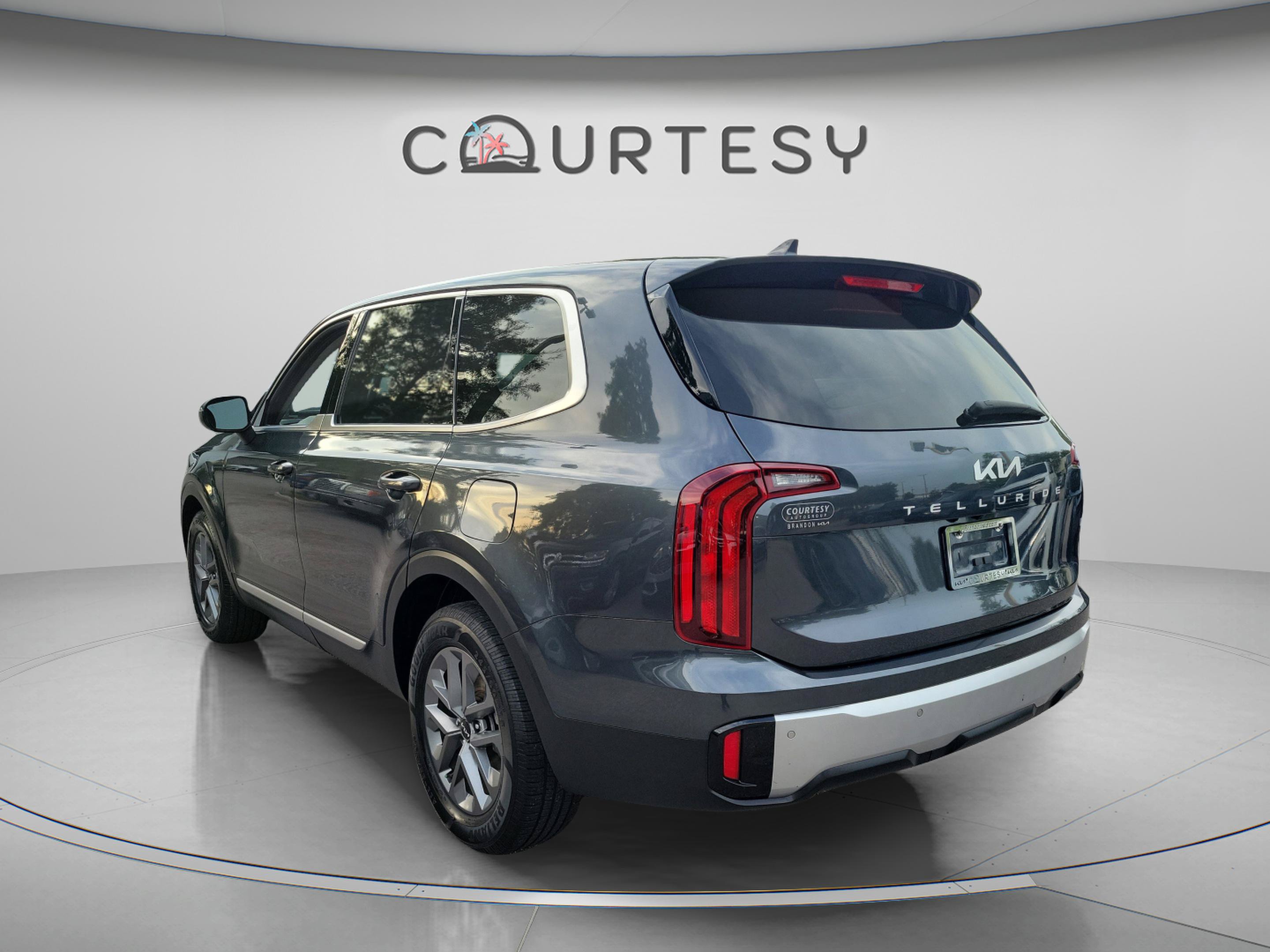 Used 2023 Kia Telluride LX FWD image 2