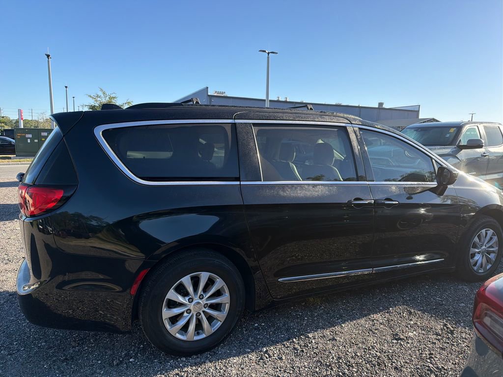 Used 2017 Chrysler Pacifica Touring-L w/ 13 Speaker Alpine Sound Group image 4