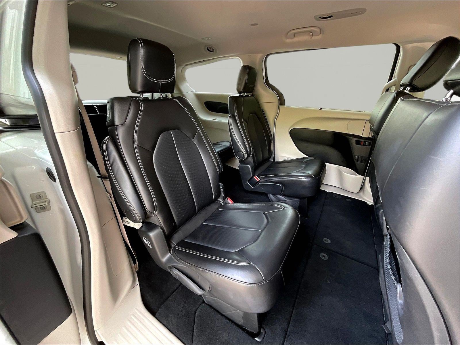 Used 2024 Chrysler Pacifica Touring-L FWD image 24