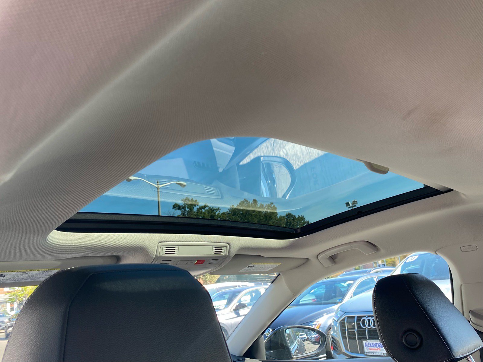 Certified 2023 Volkswagen Jetta SE w/ Panoramic Sunroof Package FWD image 20