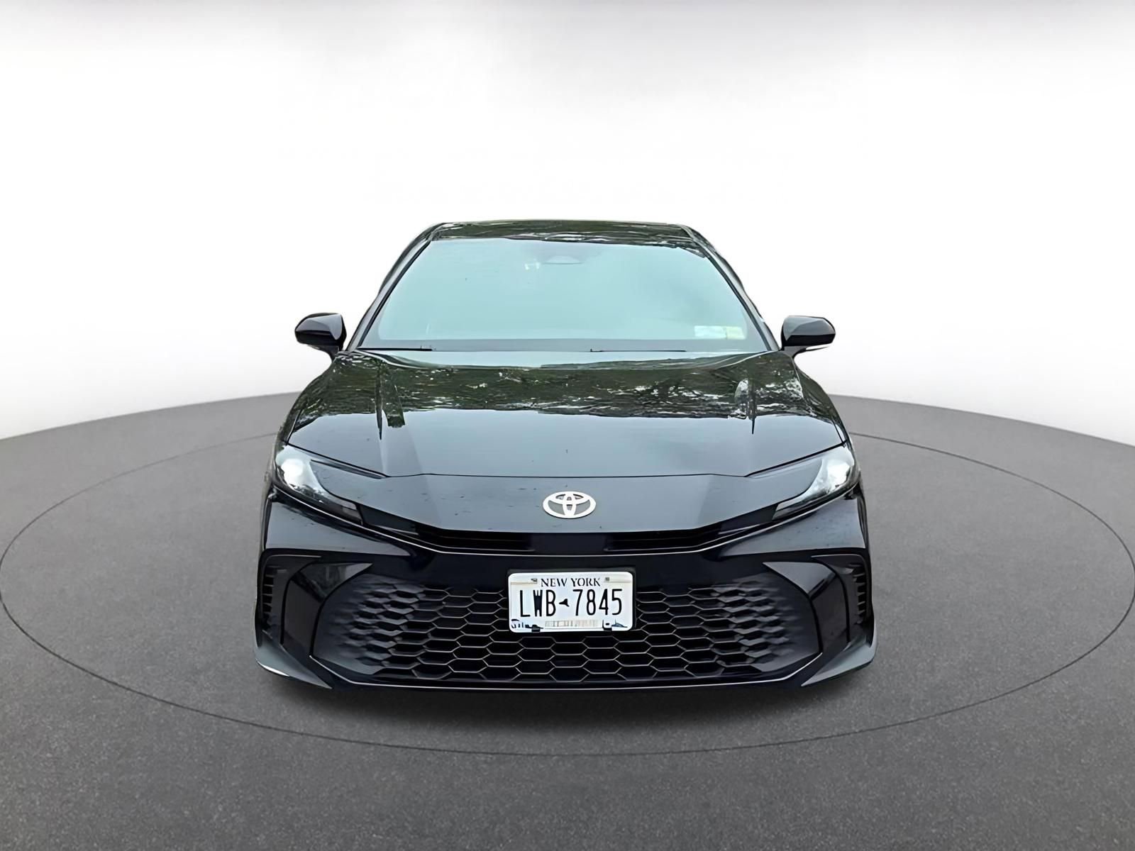 Used 2025 Toyota Camry SE FWD image 3