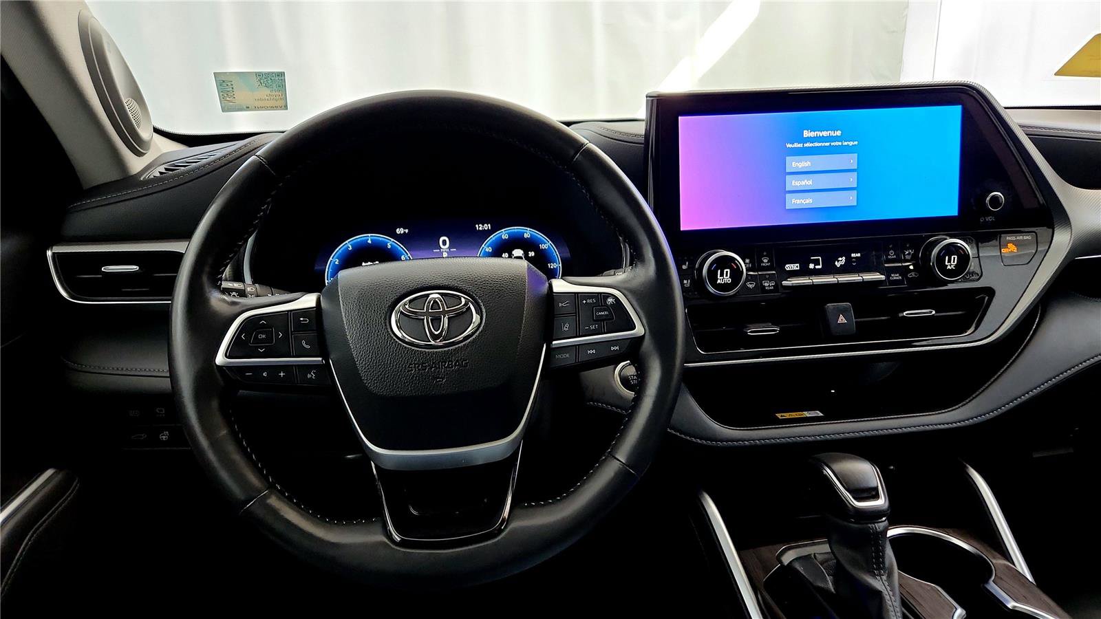 Certified 2025 Toyota Highlander Platinum image 29