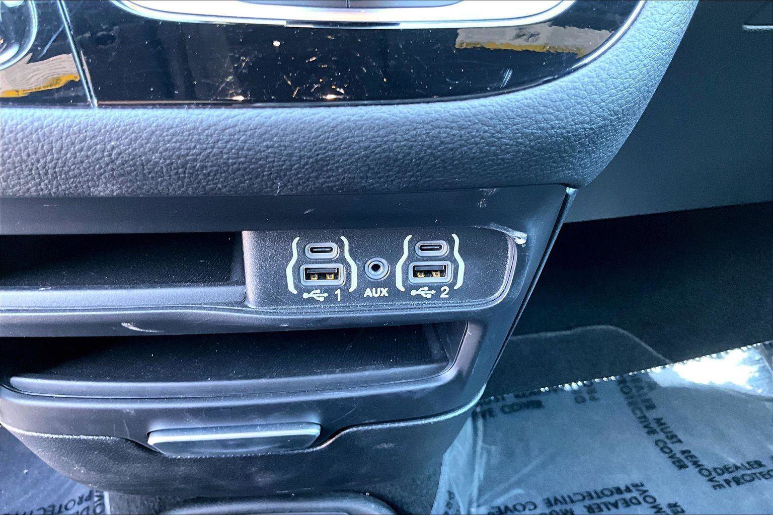 Used 2025 Chrysler Pacifica Select image 34