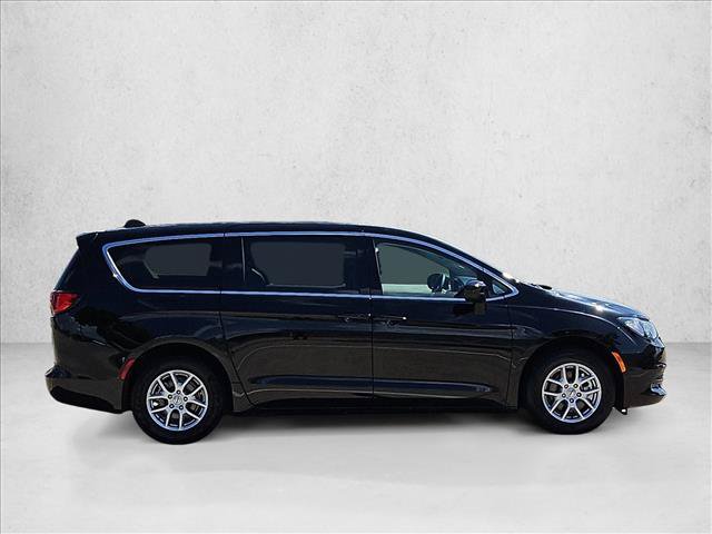 Used 2024 Chrysler Voyager LX FWD image 4