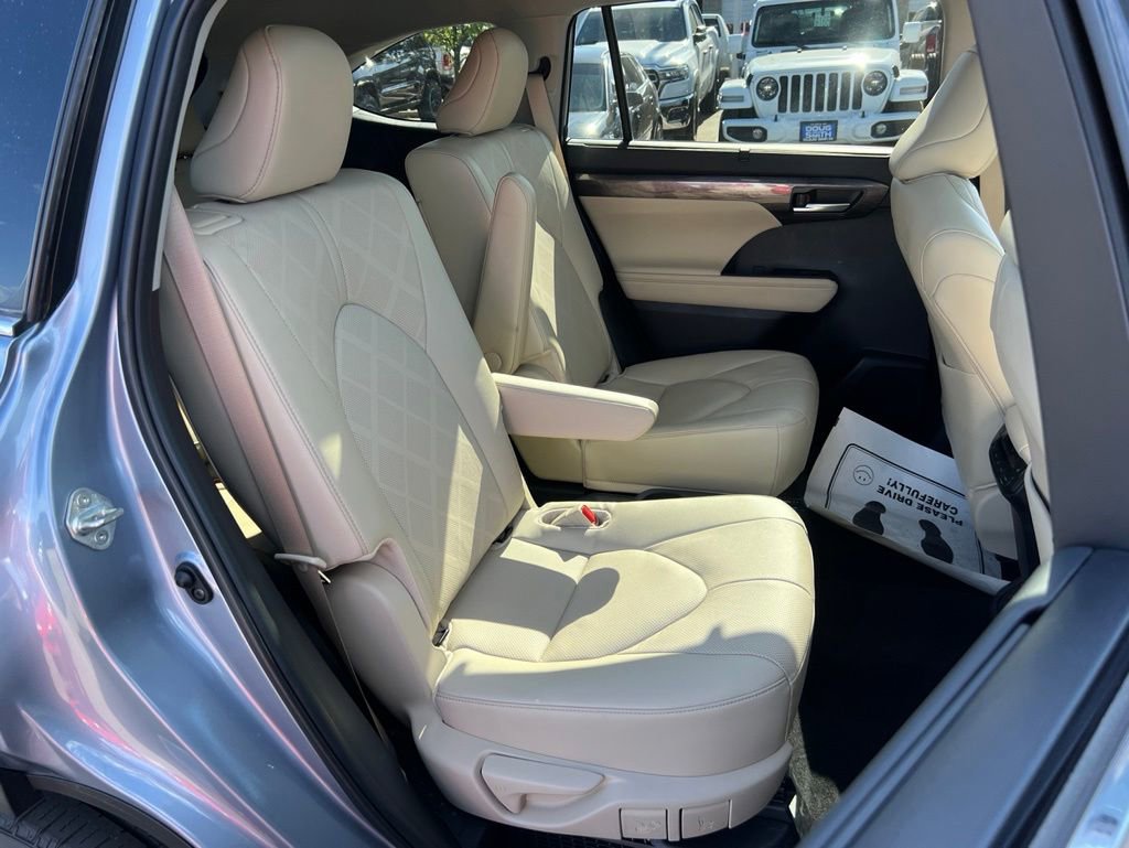 Used 2024 Toyota Highlander Platinum AWD/4WD image 21