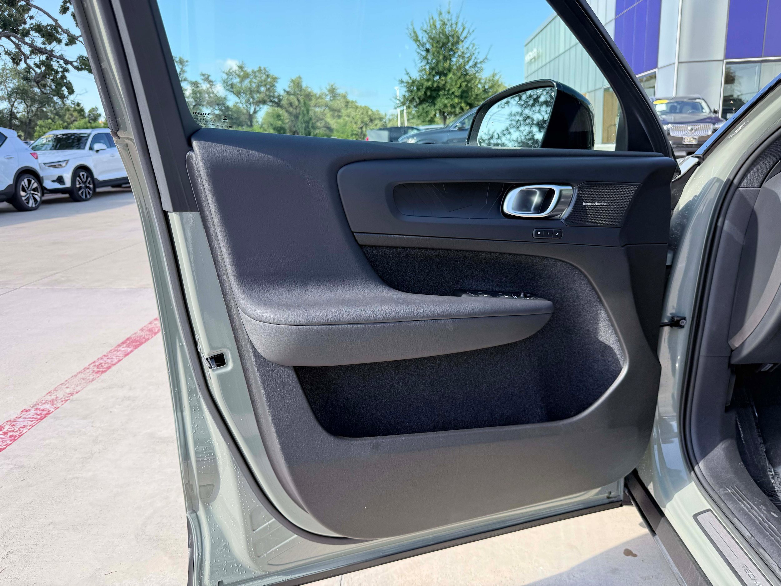 Certified 2023 Volvo XC40 Recharge Ultimate AWD/4WD image 10