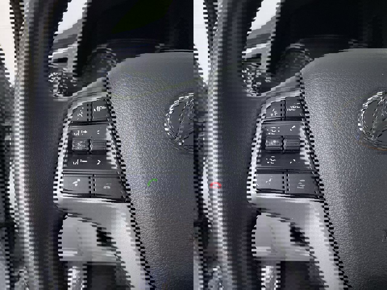 Used 2017 Hyundai Elantra Limited image 25