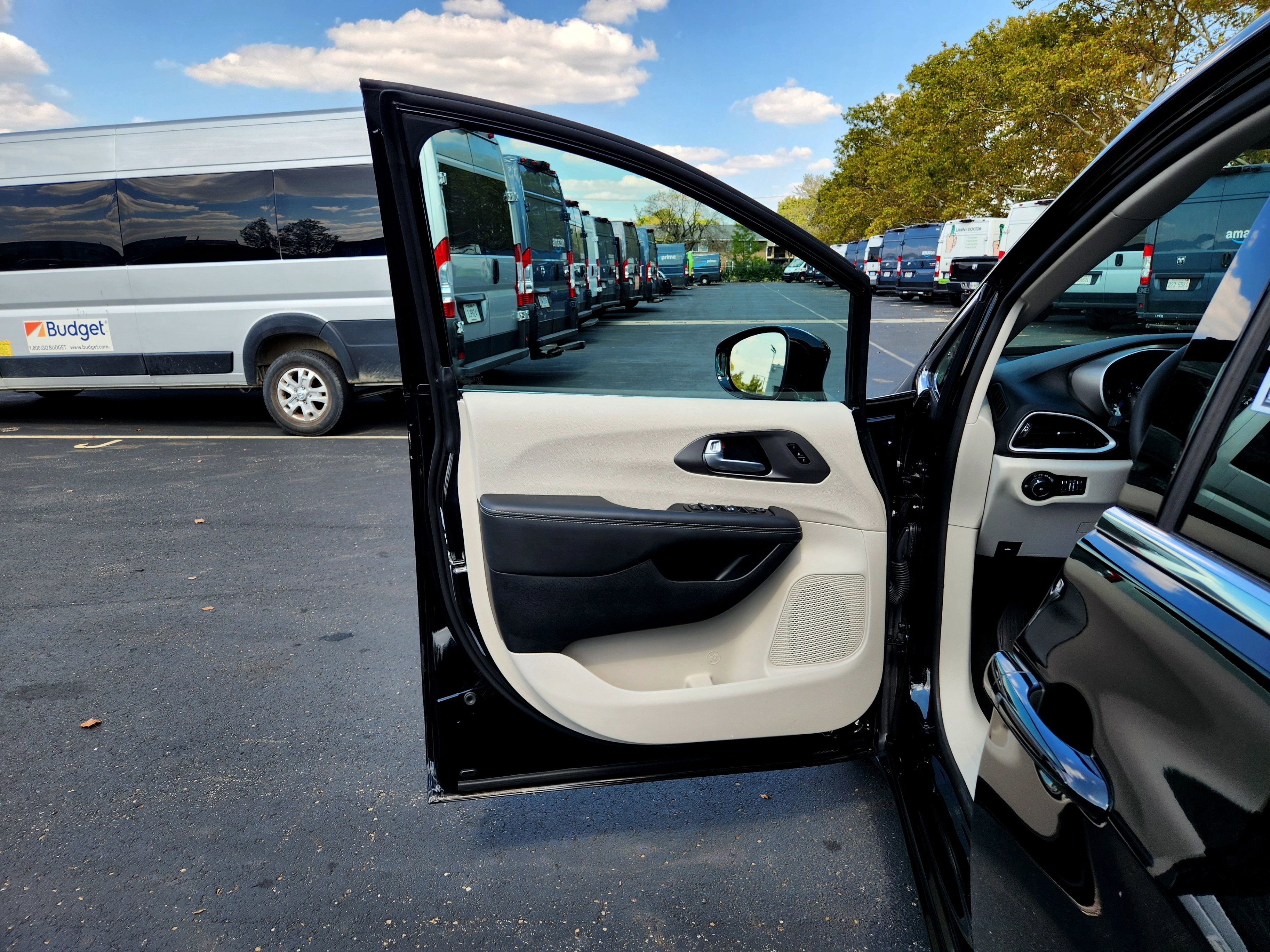 Used 2024 Chrysler Pacifica Touring-L image 12