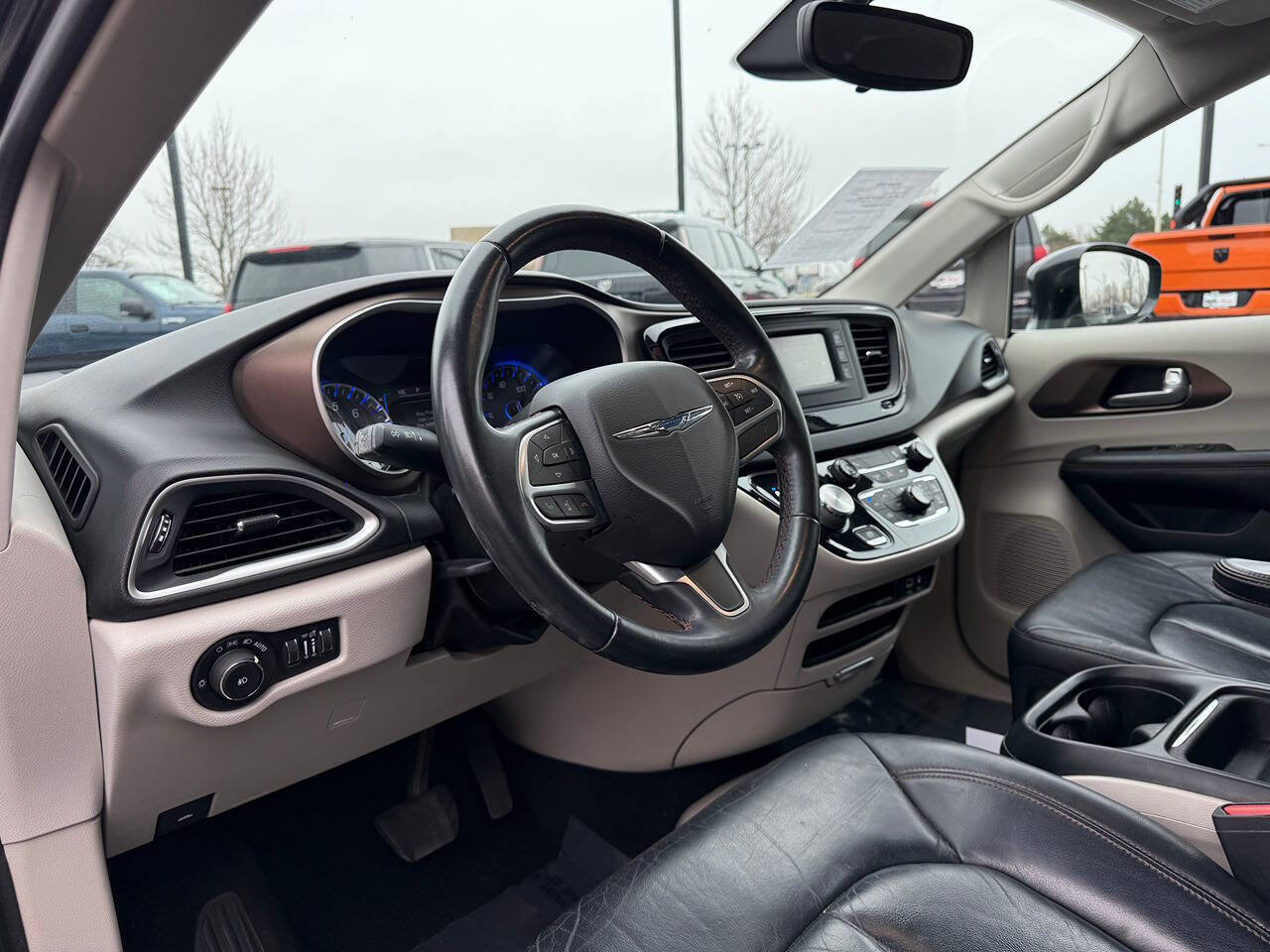 Used 2017 Chrysler Pacifica Touring-L image 11