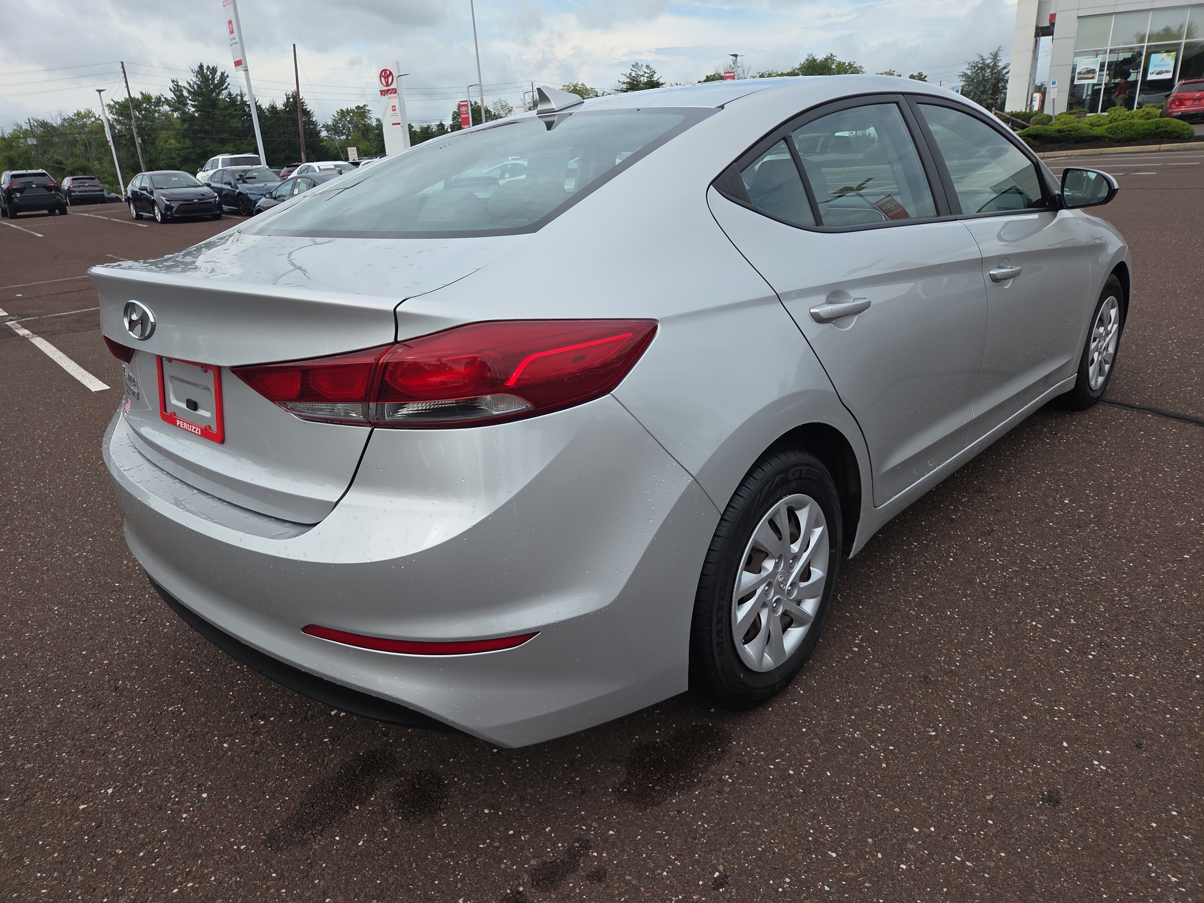 Used 2017 Hyundai Elantra SE FWD image 3