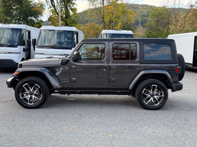 Used 2024 Jeep Wrangler Unlimited w/ Convenience Group AWD/4WD image 3