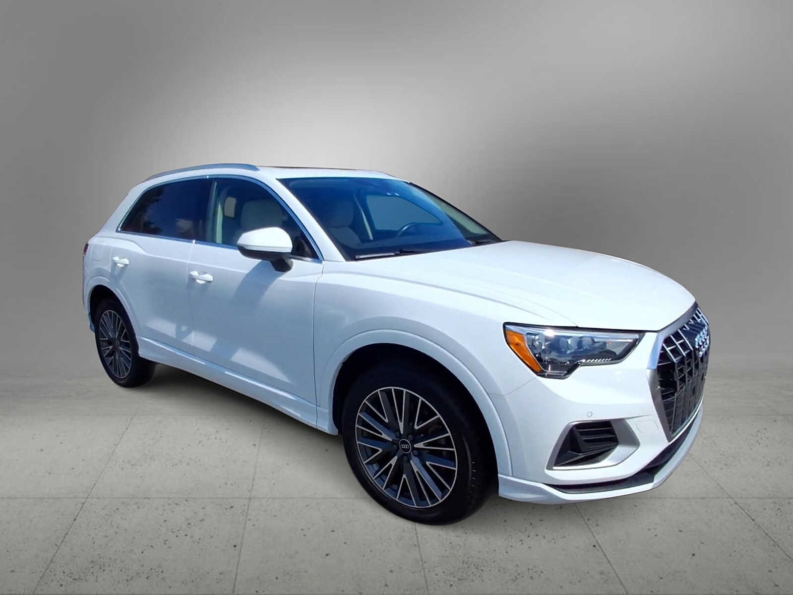 Used 2022 Audi Q3 2.0T Premium w/ Convenience Package AWD/4WD image 2