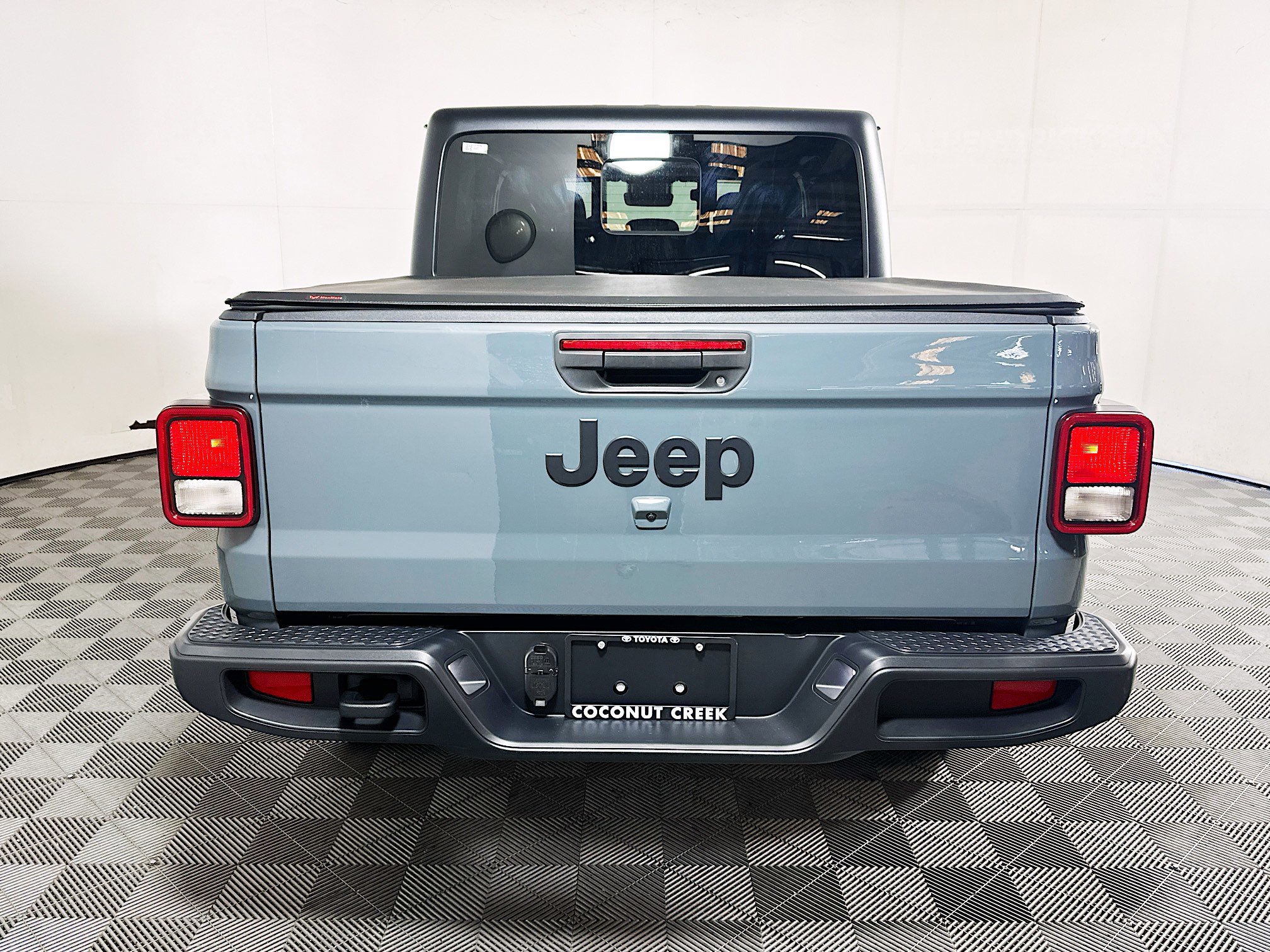 Used 2025 Jeep Gladiator Sport AWD/4WD image 4